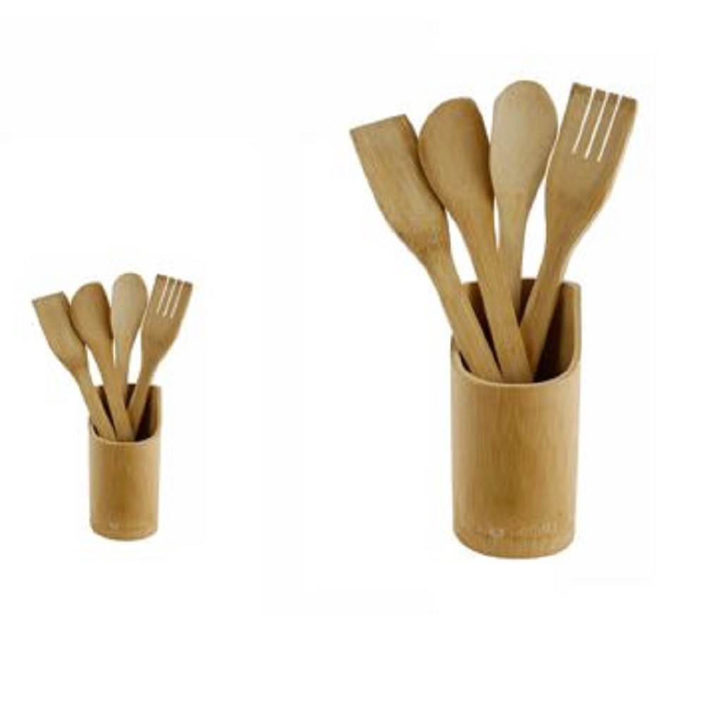 Utensili da cucina in legno in un contenitore di legno con cucchiai di legno  e cucchiai di legno